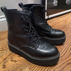 Steve Madden Combat Boots in black!